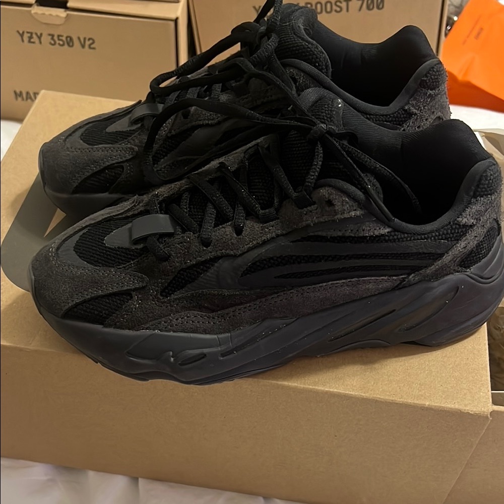 Men's Yeezy boost 700 black size 5.5